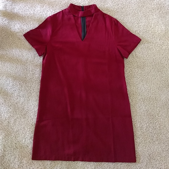 Maroon choker collar shift dress - Picture 2 of 4